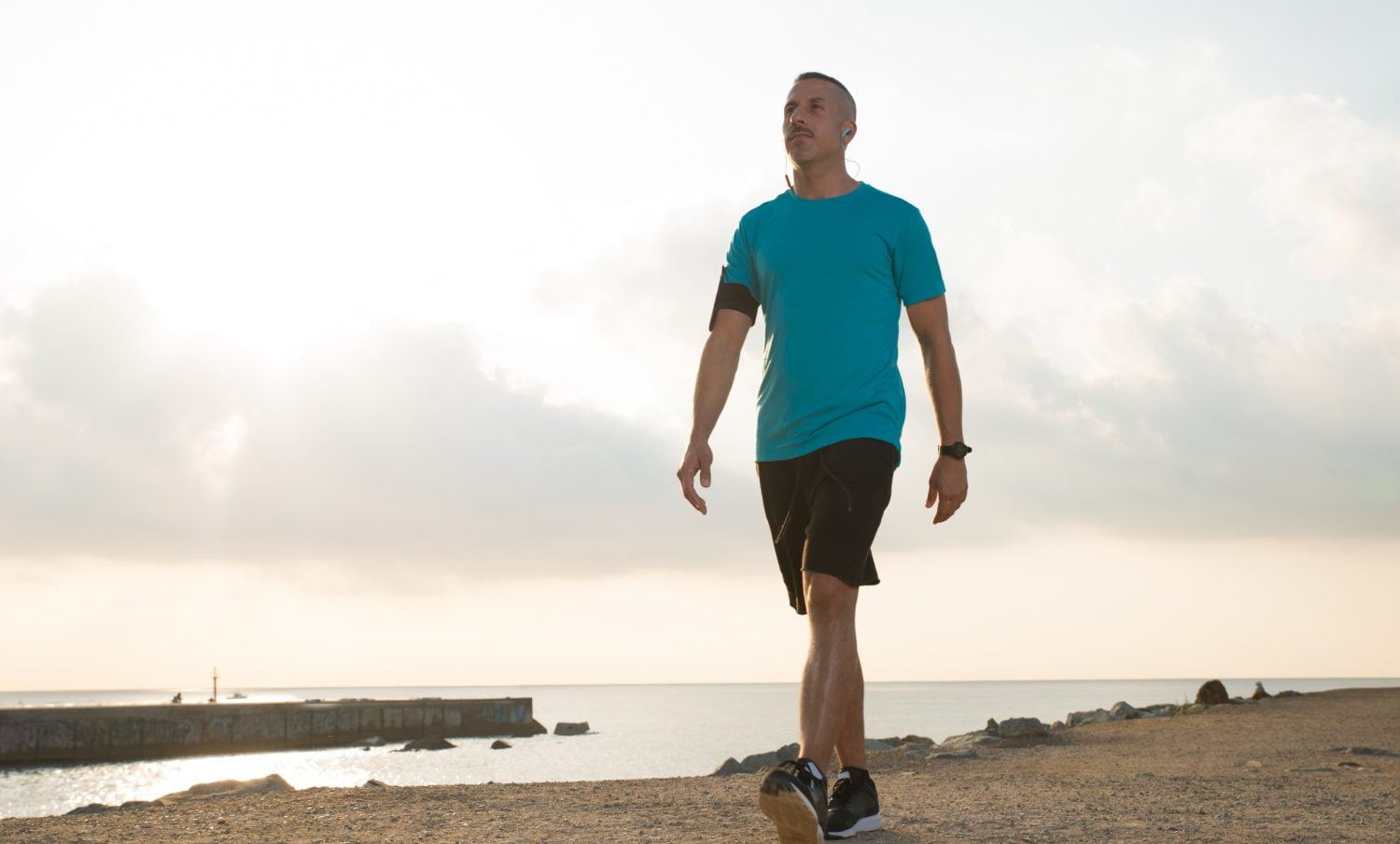 Homme qui marche sur une plage