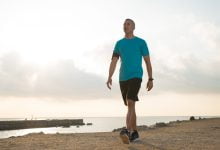 Homme qui marche sur une plage