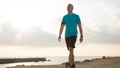 Homme qui marche sur une plage