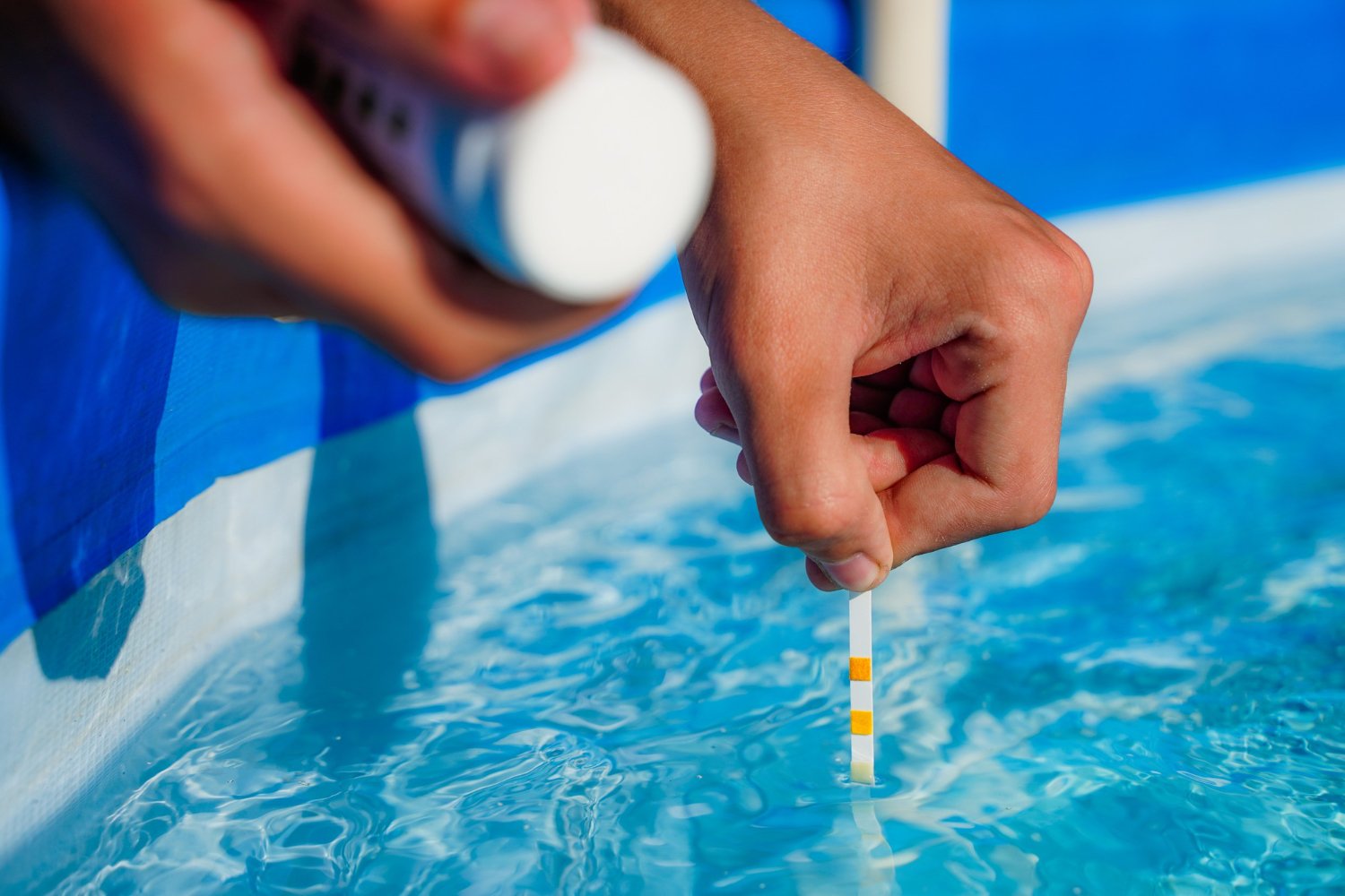 Chlore dans la piscine Comment vous prévenir et traiter les irritations cutanées