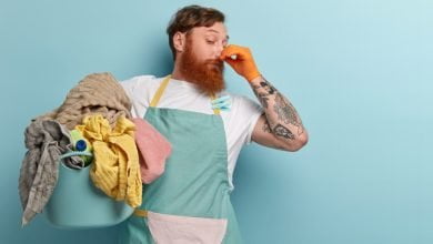 Homme barbu qui se bouche le nez mauvaise odeurs