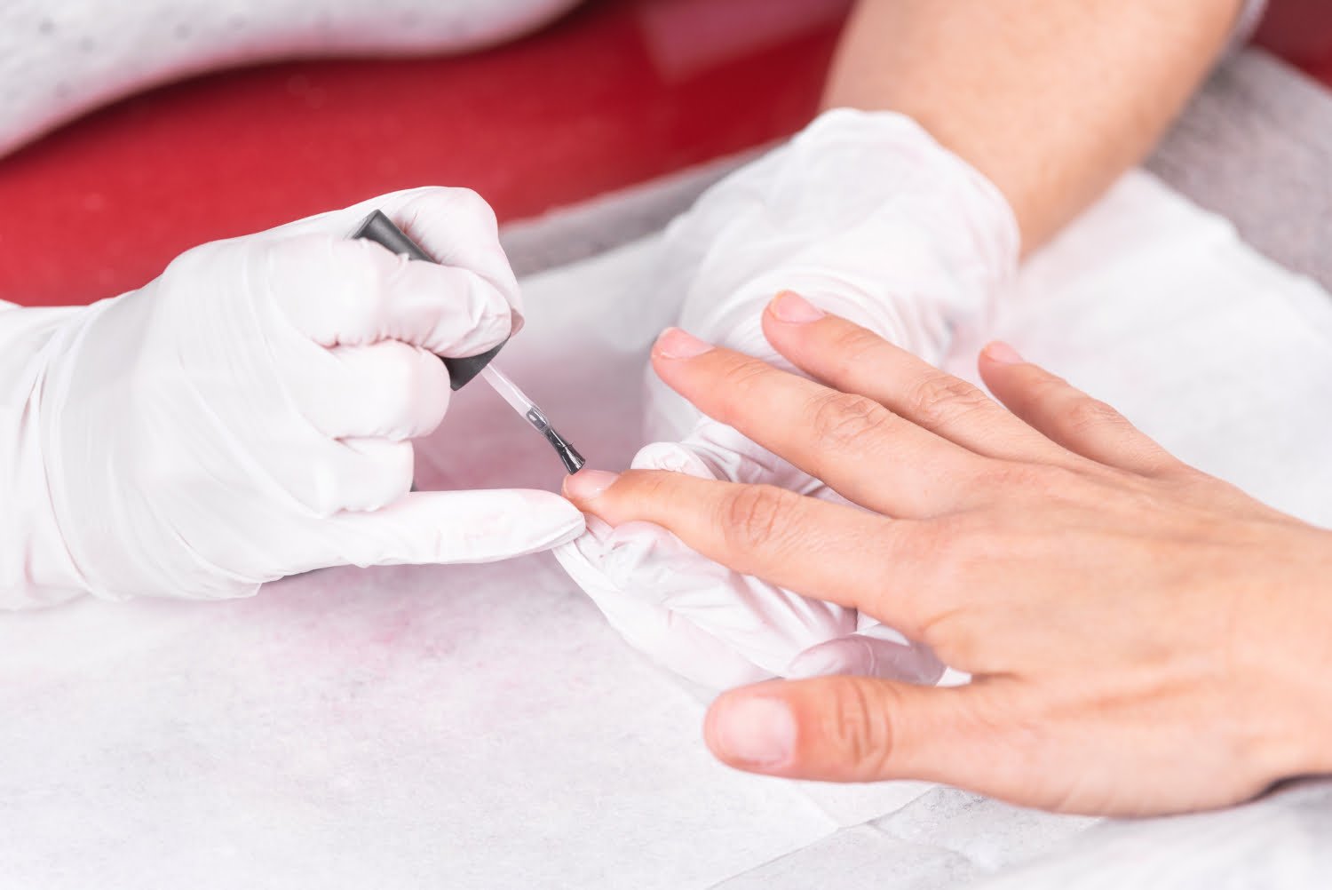 Comment enlever du vernis à ongles sans dissolvant ? 6 astuces qui fonctionnent