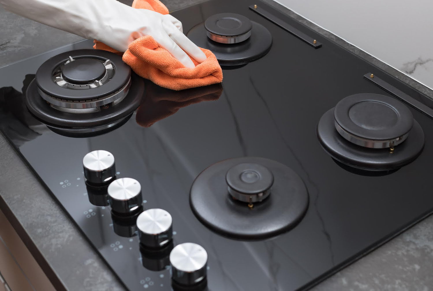 Plaque de cuisson Comment éliminer les taches incrustées