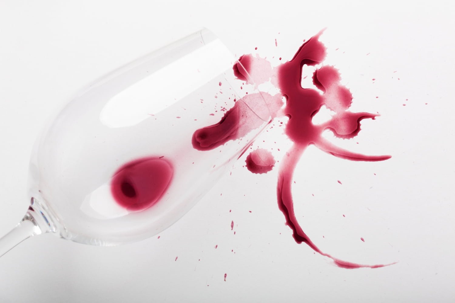 10 astuces efficaces pour enlever une tache de vin rouge