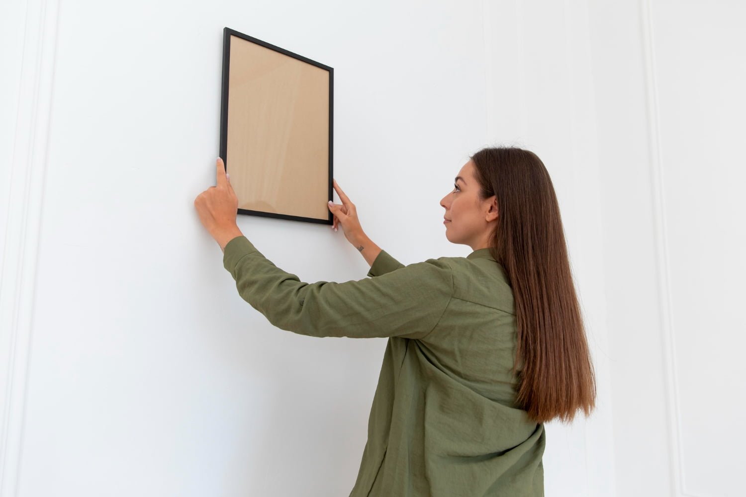 Comment accrocher un tableau sans percer de trous