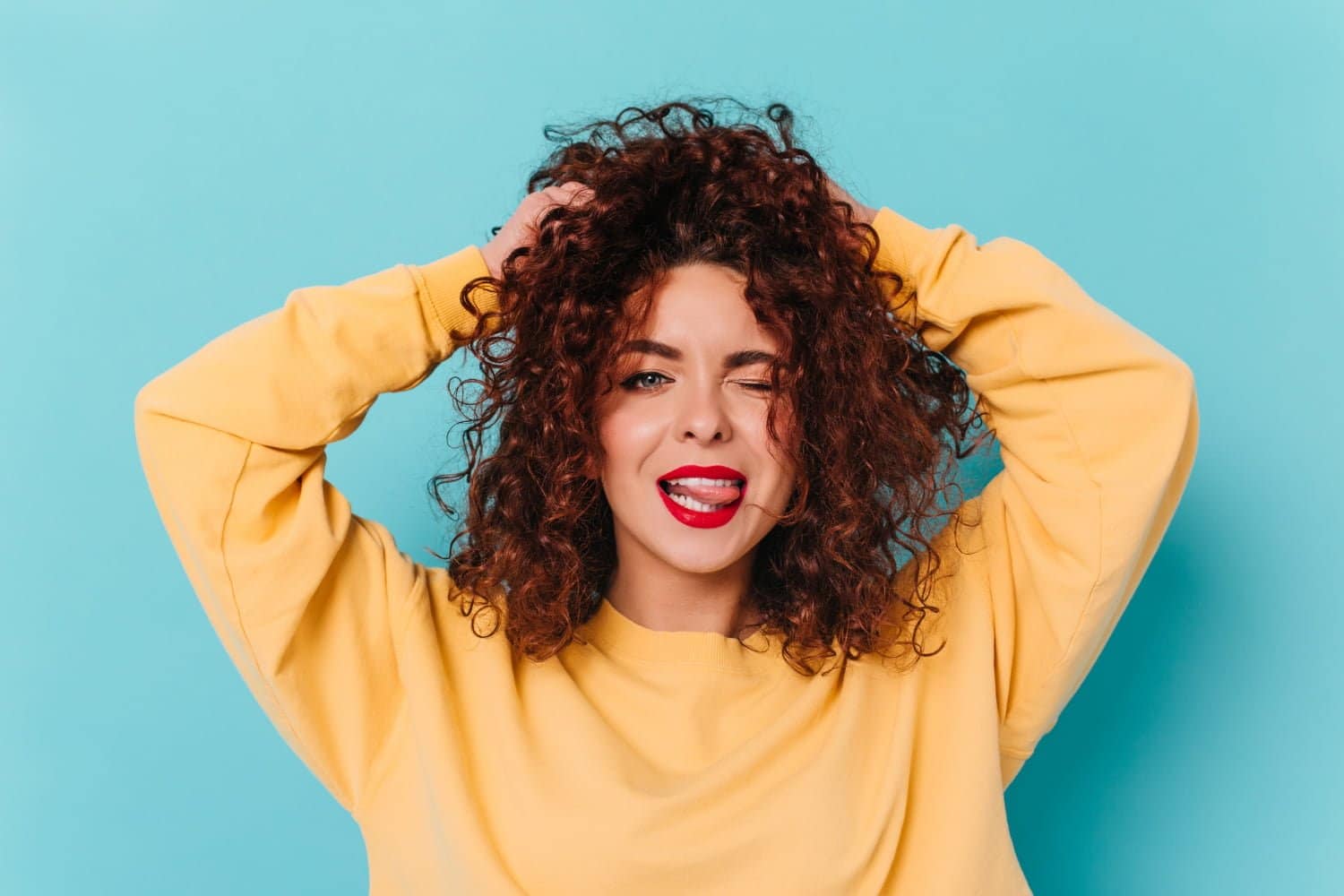 Des astuces pour gérer les cheveux frisés et réduire les frisottis.