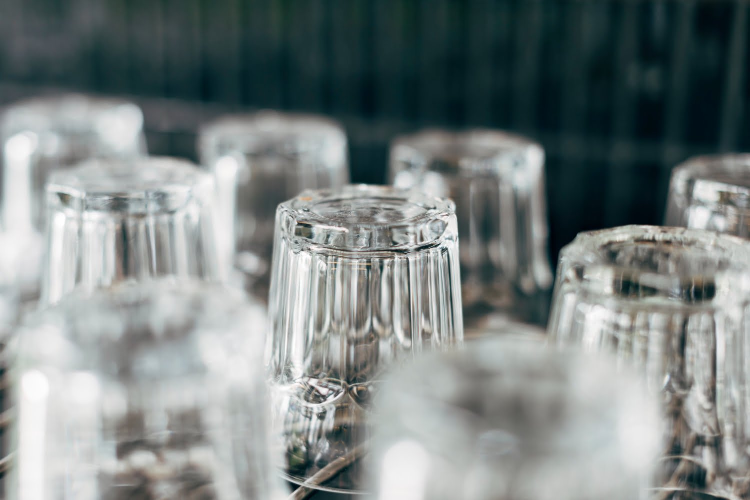 Comment enlever les traces blanches des verres de votre lavevaisselle