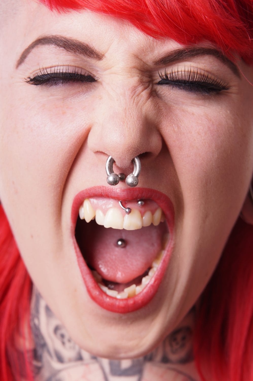 Piercing de langue les risques, d'infections et dommages dentaires — free download